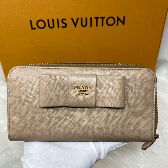 Authentic Prada wallet Beige - Picture 1 of 14